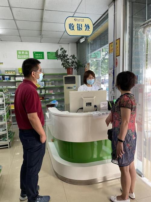 绵阳市市场监管局党组成员,副局长张军带领药品科对经开,涪城零售药店